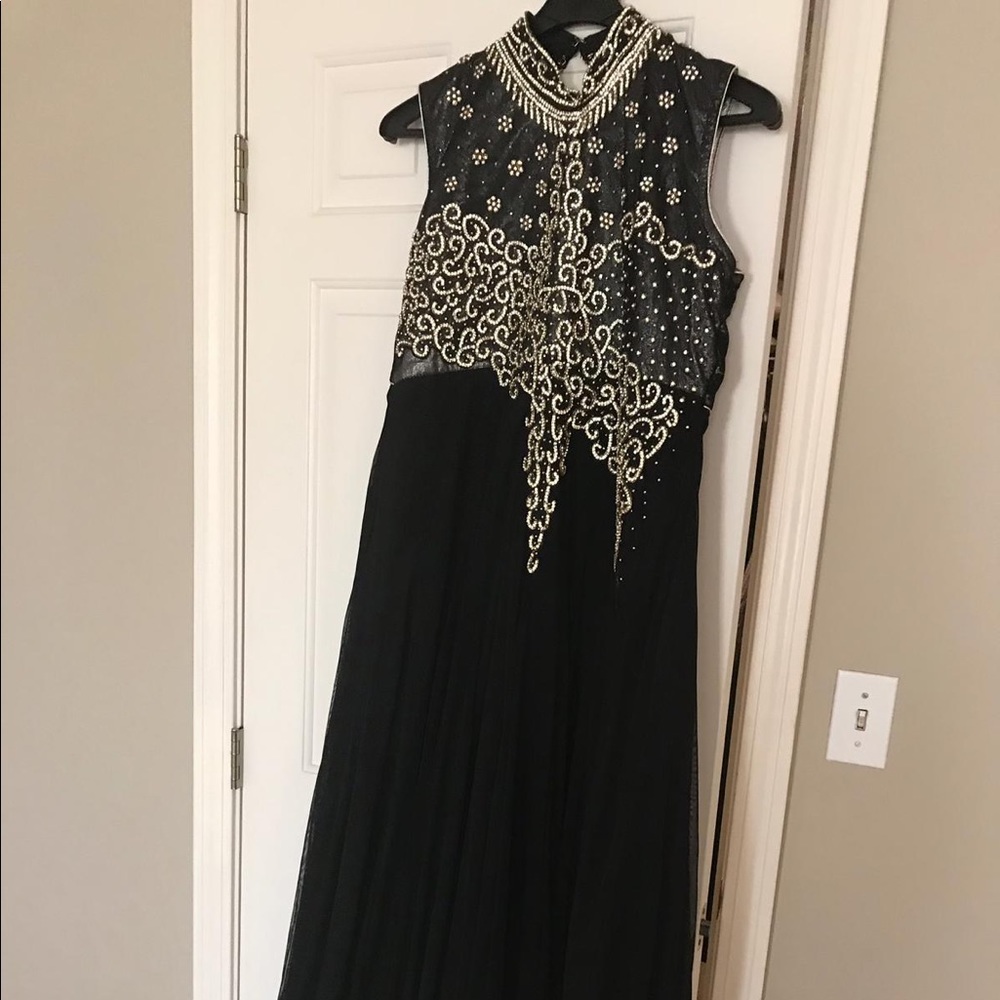 Long gown.  Indian/Bollywood